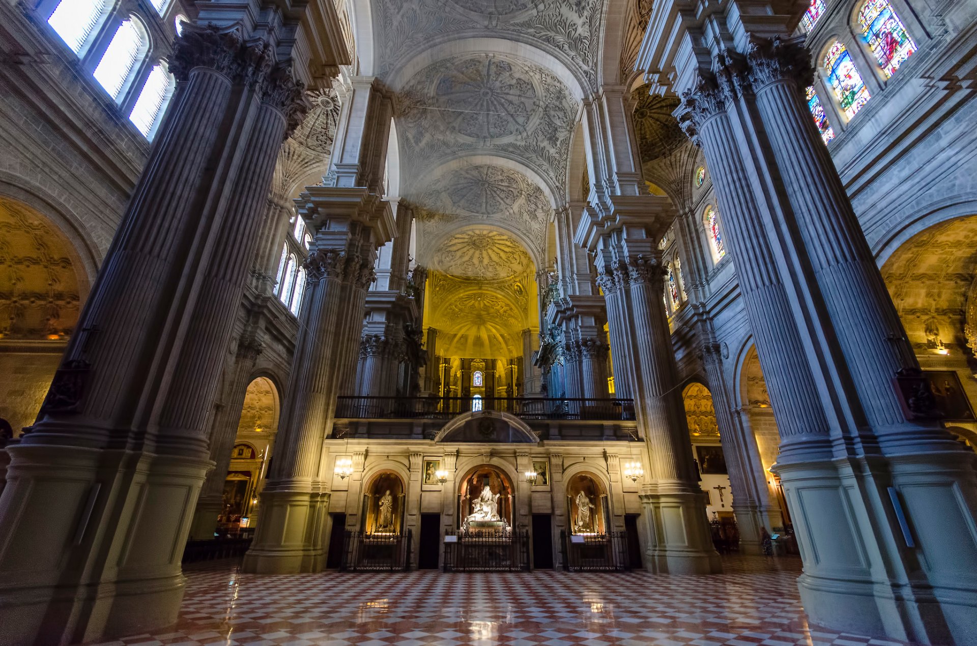 malaga hiszpania katedra kolumny nawa religia