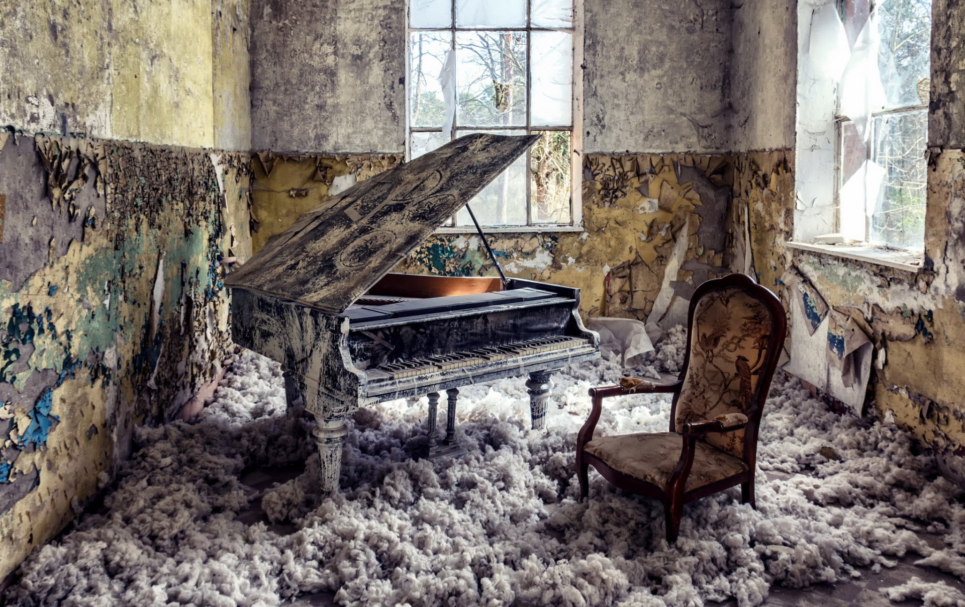 piano window room