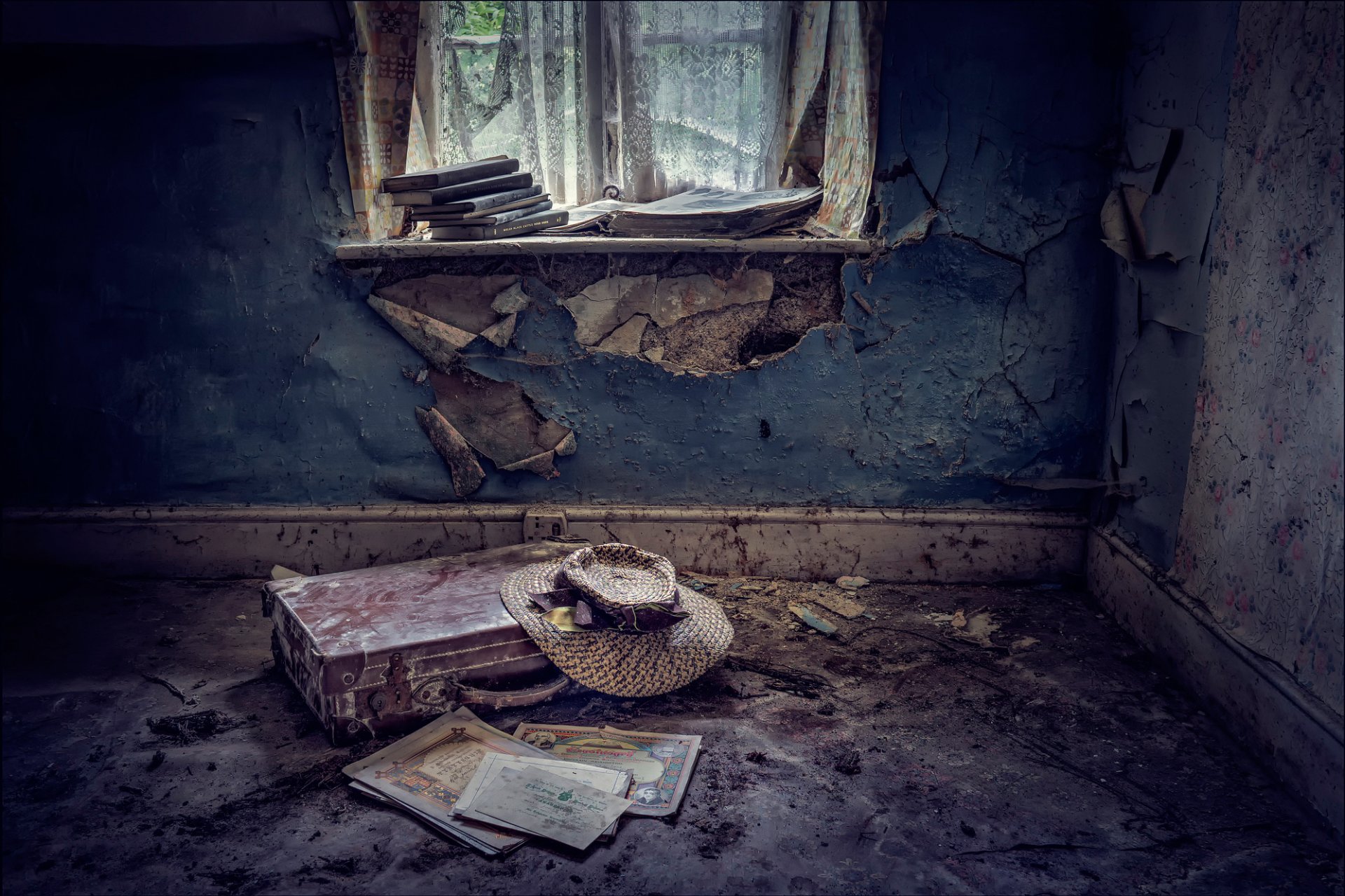 abandonné chapeau valise chambre