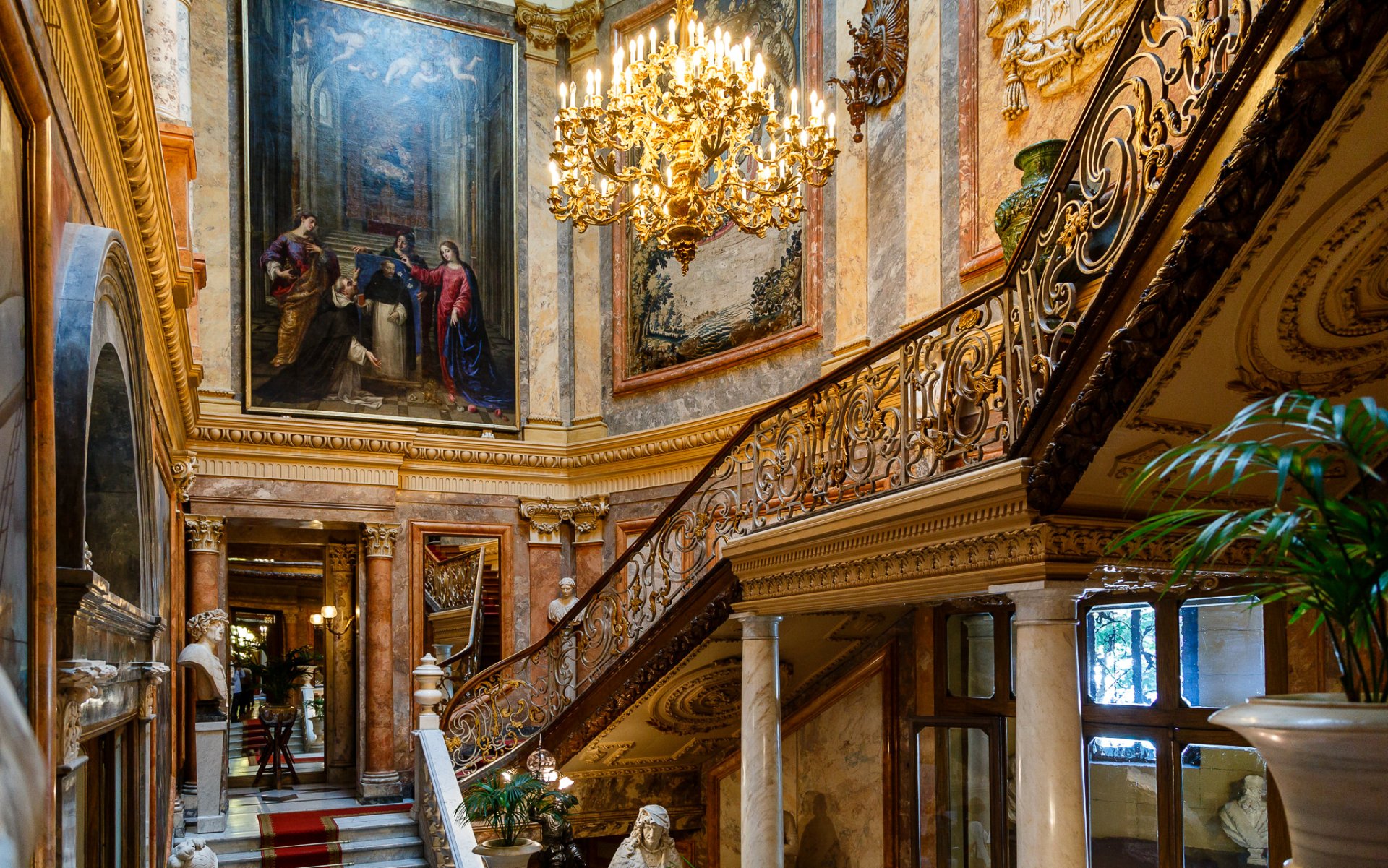 serralbo-museum madrid spanien treppe gemälde säule kronleuchter