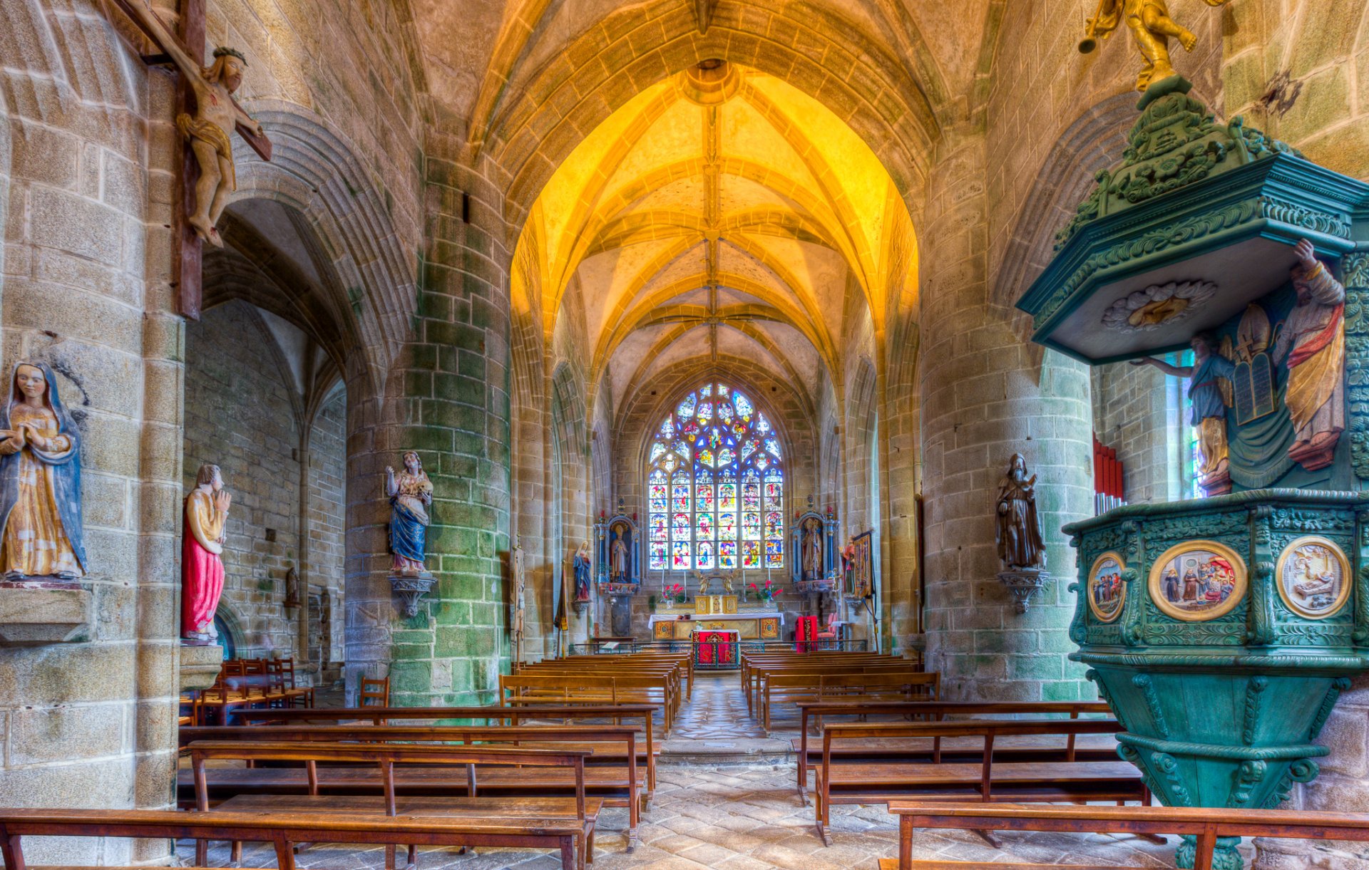 einsiedelei des heiligen ronan lokronan bretagne frankreich religion kirche bank kirchenschiff gewölbe kanzel