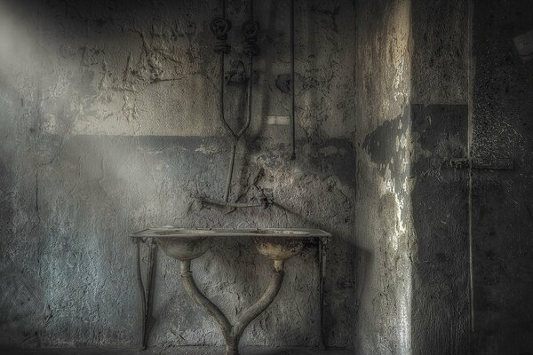 Lavabo en un edificio abandonado. Interior espeluznante