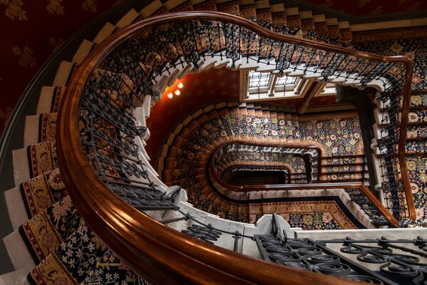 Lange alte Treppe im Gebäude