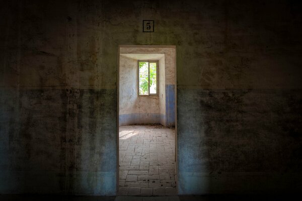 Bâtiment sombre avec fenêtre sur une journée ensoleillée