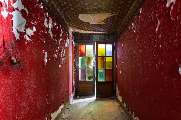 Corridoio con pareti rosse squallide