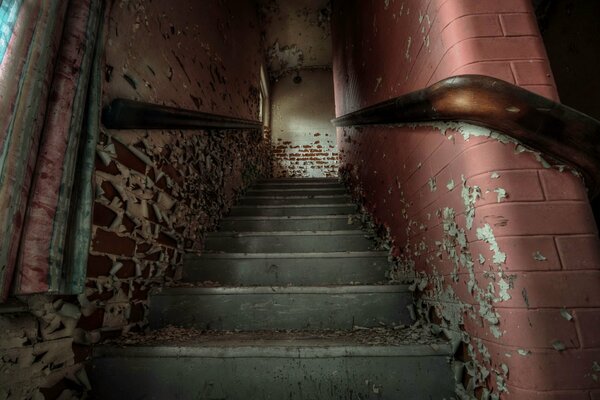 Escalier vers le haut avec des murs en lambeaux