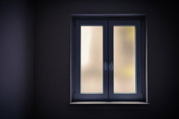 Habitación oscura con ventana de plástico