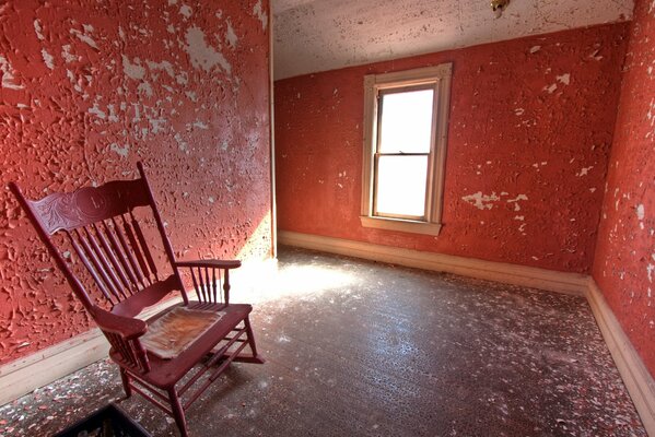 Ancienne chambre entièrement en rouge