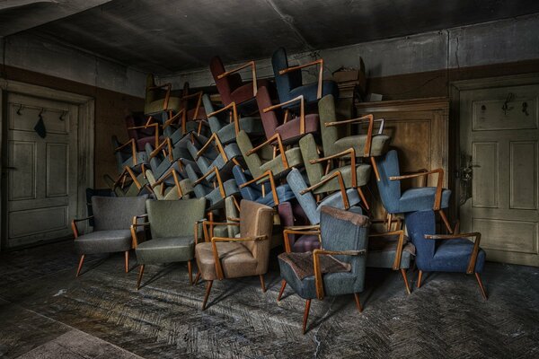 Wiele foteli w opuszczonym pokoju