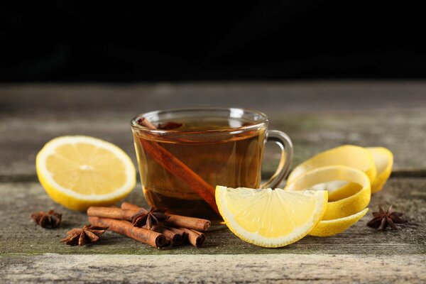 Tasse de thé à la cannelle et au citron