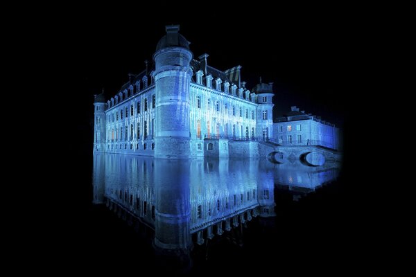 Réflexion du château dans l eau la nuit