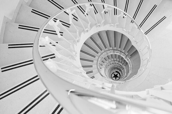 Escalier en spirale blanc menant vers le bas