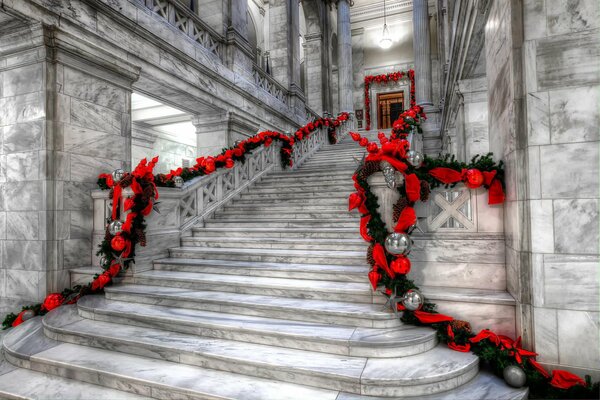 Escalier en marbre décoré de fleurs