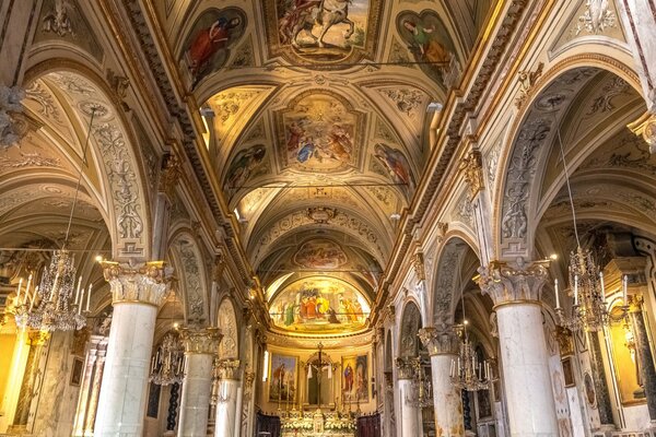 Église San Martino avec colonnes et plafond peint