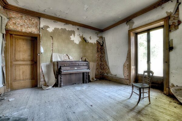 Ein verlassenes Haus mit einem alten Klavier