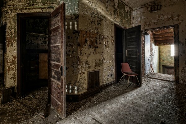 Chambre ancienne avec portes ouvertes