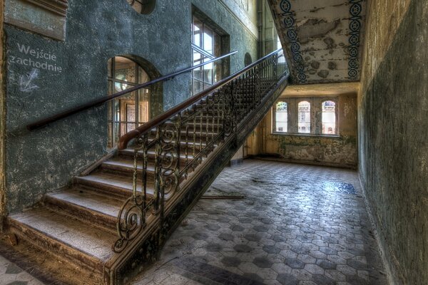 Casa antigua, escalera al segundo piso