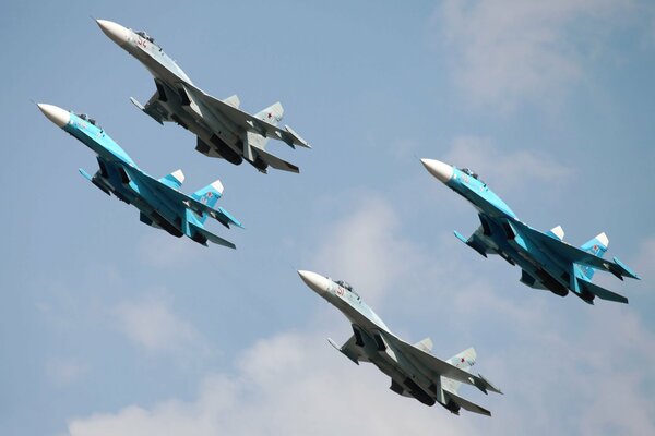Cuatro aviones de combate de la fuerza aérea rusa en el cielo