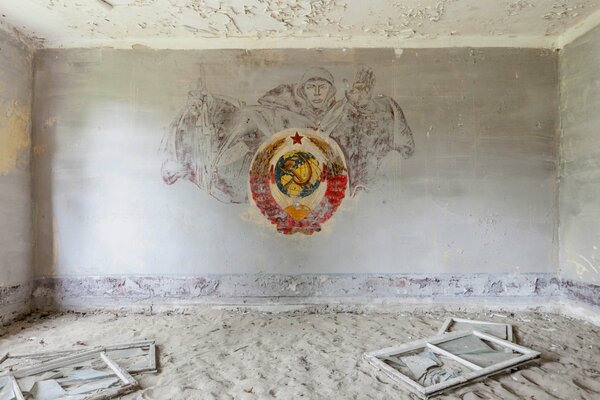 Habitación abandonada con escudo de armas