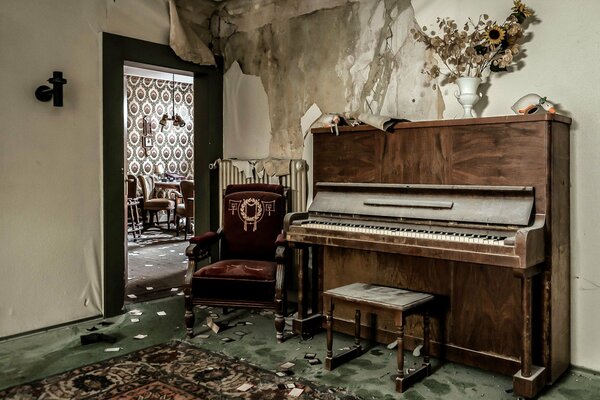 Un antiguo piano en una casa en ruinas