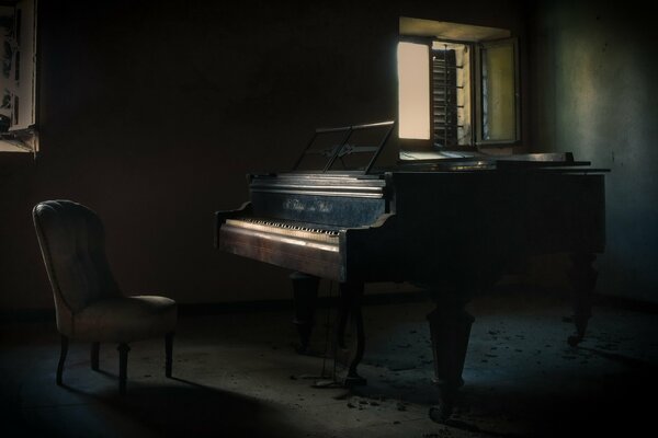 Cuarto oscuro, piano y silla