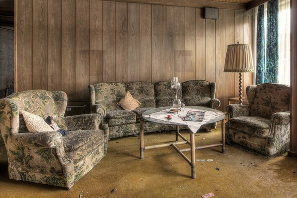 A room with old furniture and a lamp