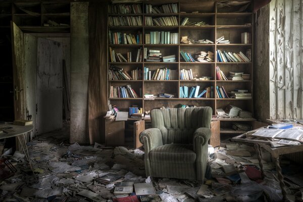 Una biblioteca abandonada con libros dispersos y una silla vieja