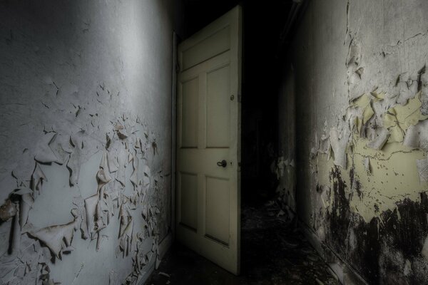 Porte vert clair dans la maison abandonnée