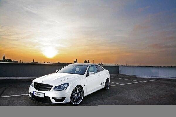 Mercedes Benz vor dem Hintergrund eines schönen Sonnenuntergangs