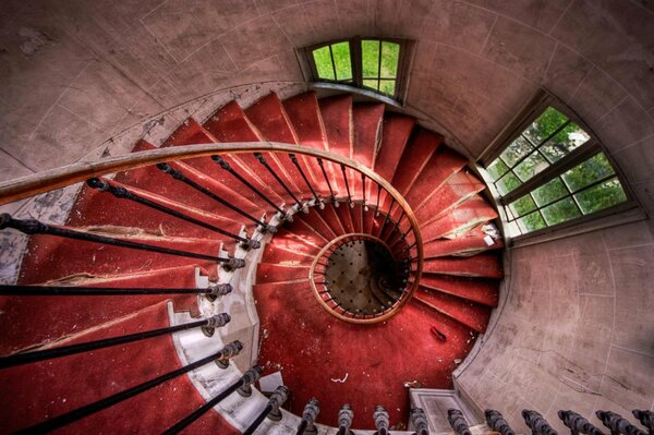 Faszinierende Treppe mit ungewöhnlichem Hintergrund