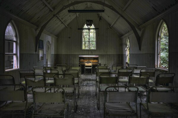 An abandoned room for piano performances