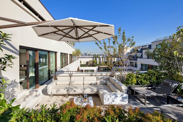 Modernes Penthouse mit einem armen Sofa auf der Veranda