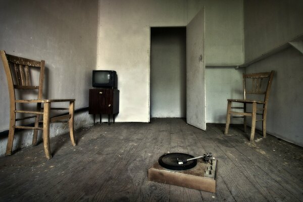 A broken gramophone in an old TV room