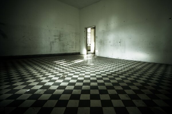 Пол-шахматная доска в пустой комнате