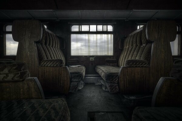 Chaises dans le train photo sombre