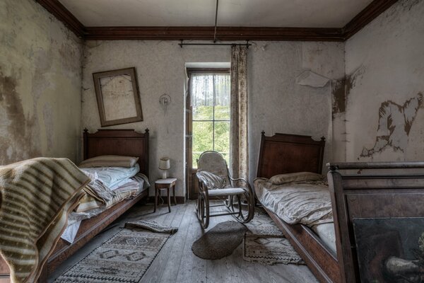 Chambre abandonnée avec deux lits