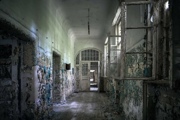 Antiguo edificio espeluznante abandonado con ventanas