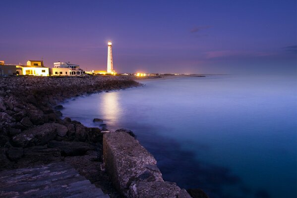 Playa nocturna con escalones