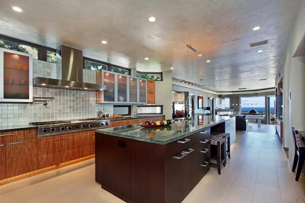 Foto von der Inneneinrichtung der Küche mit Design