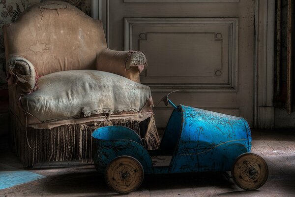 Meubles en lambeaux dans une vieille maison