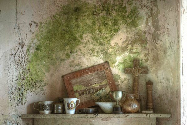 Tasse auf dem Hintergrund einer vereisten Wand