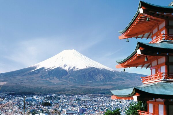 Eine Stadt unter einem Berg in Japan