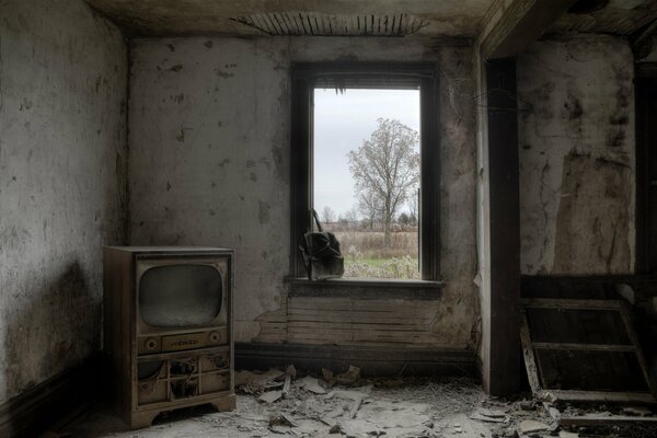 Stary pokój z telewizorem i oknem z widokiem na przyrodę