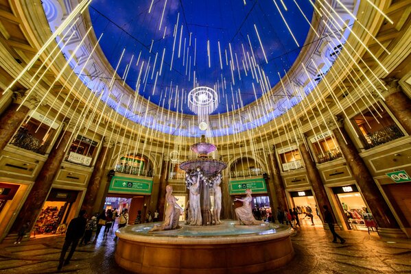 Fuente con escultura en un centro comercial japonés en Tokio