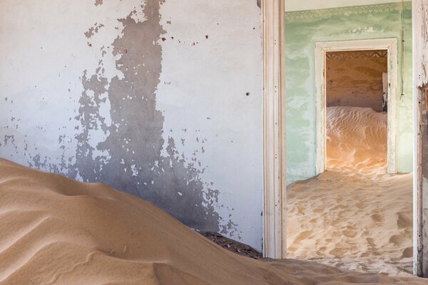 Rooms littered with sand without doors