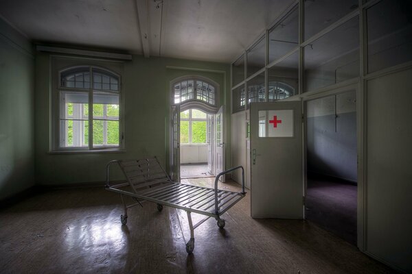 La chambre de l hôpital avec une civière et des fenêtres sur le jardin