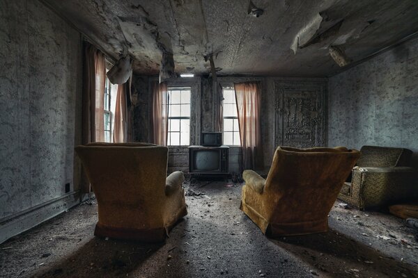 Заброшенная комната с креслами и телевизарами