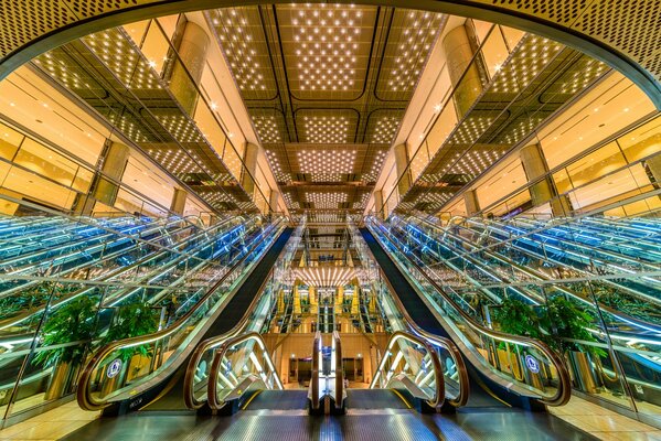 Escalera mecánica colorida en Japón