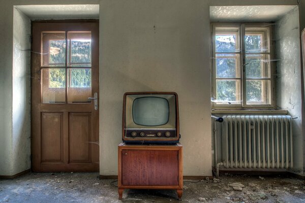 Zimmer mit TV-Tür und Fenster