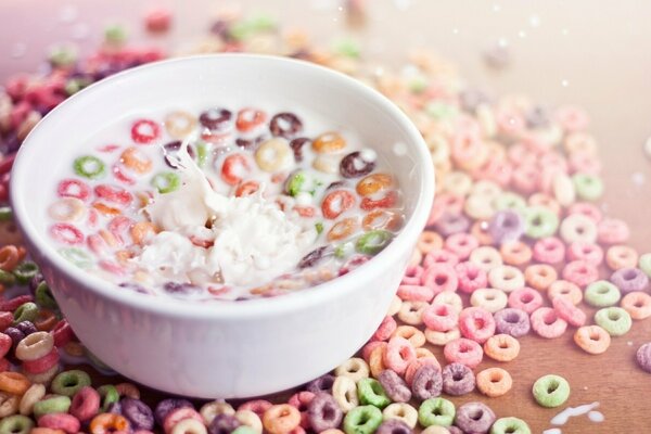 Pronto per una deliziosa colazione. anelli con latte caldo